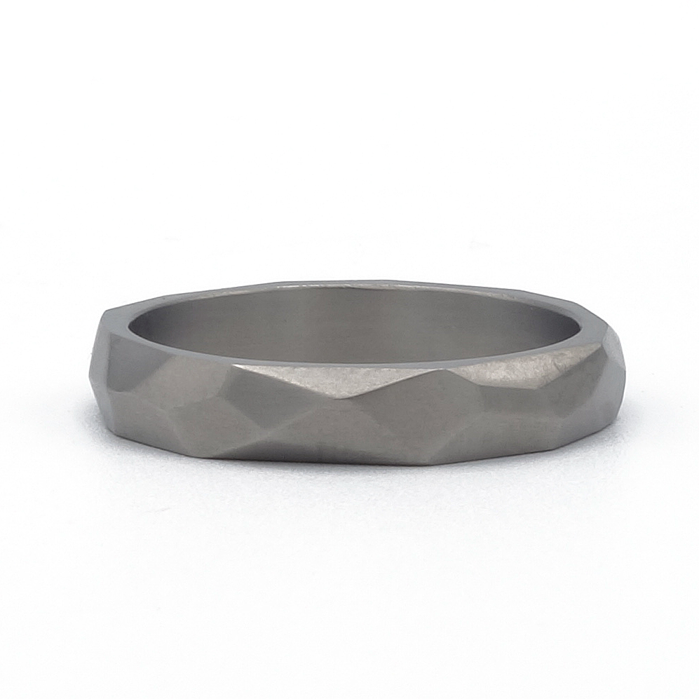 Basalt ring titanium met vlakjes titanium trouwring met werkje
